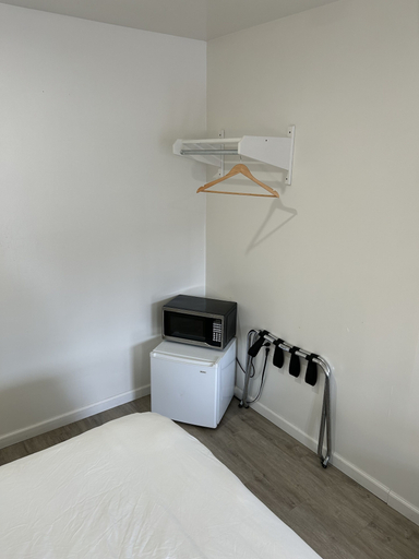 Bedroom 3, Lake View Inn, Warren