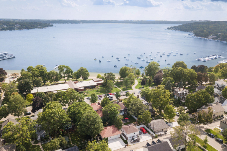 Chic Lake Geneva Apartment in Desirable Location!, Walworth