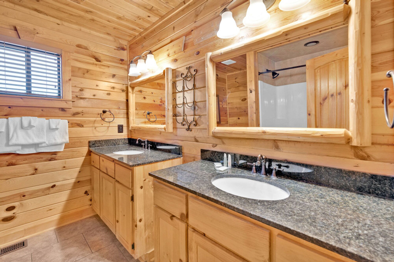 Bedroom 5, 3 BDR Log Cabin in Cozy Resort w/ Private Hot Tub, Sevier