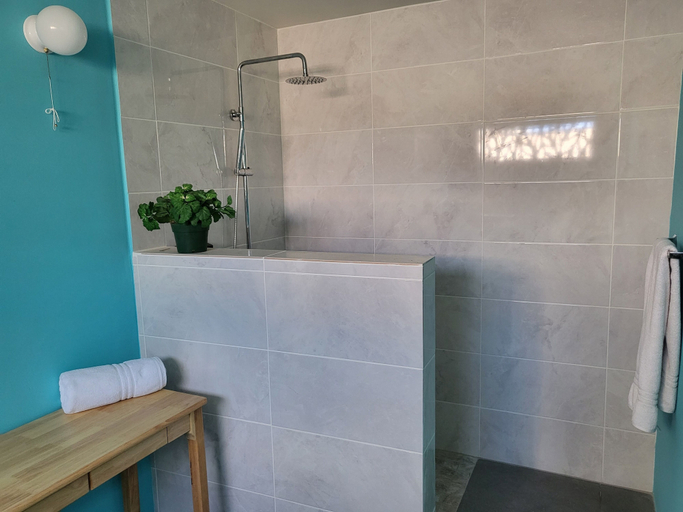 Bathroom 2, Crawlbay Suites