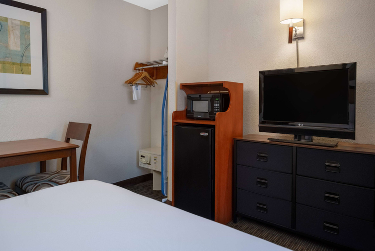 Bedroom 4, Days Inn by Wyndham Encinitas Moonlight Beach, San Diego