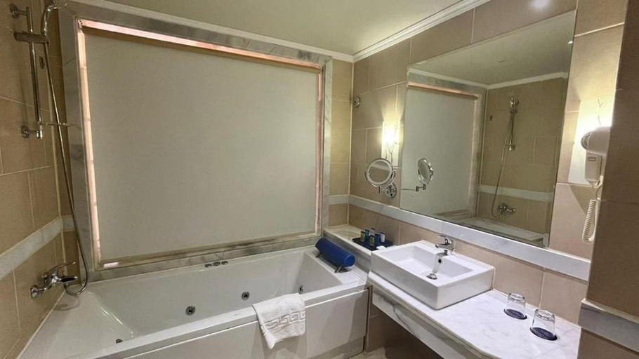 Bathroom 5, Parrotel Lagoon Waterpark Resort, Sharm el-Sheikh