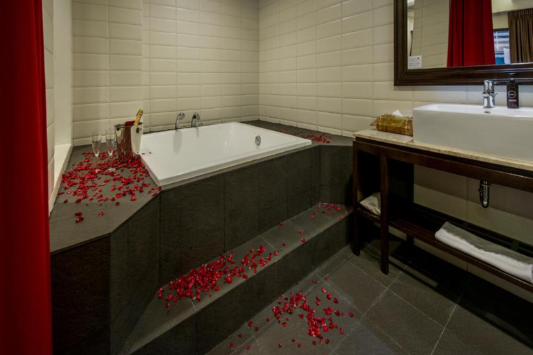 Bathroom 5, Nanda Heritage Hotel, Pom Pram Sattru