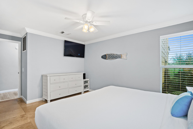 Bedroom 2, Harbur Arms by Panhandle Getaways, Bay