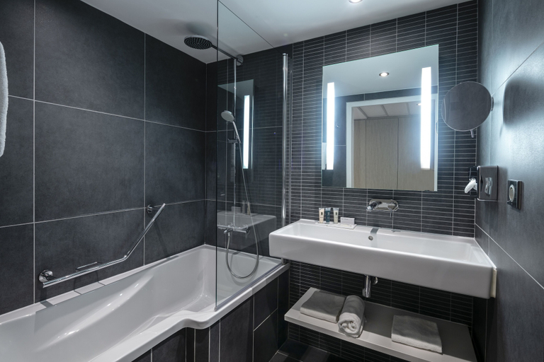Bathroom 5, Hôtel & Spa - Thalazur Cabourg, Calvados