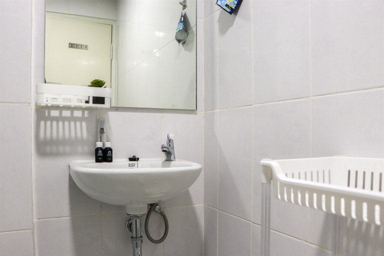 Bathroom 3, Good and Comfy 2BR Tokyo Riverside PIK 2 Apartment By Travelio, Tangerang