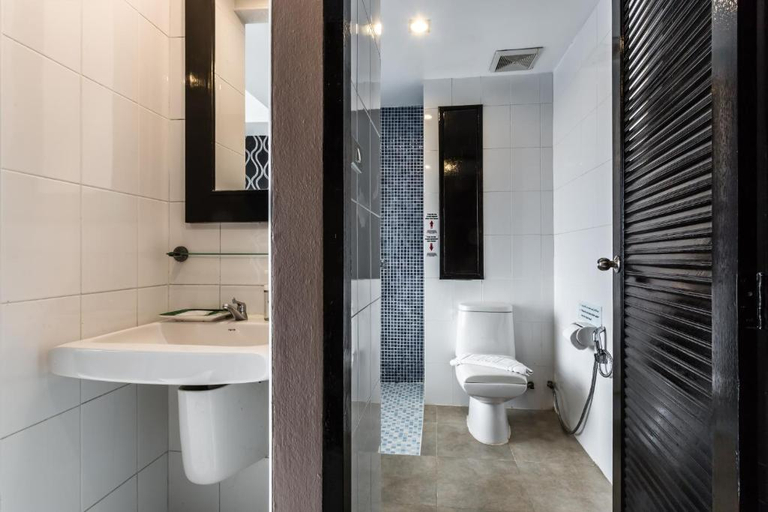 Bathroom 5, 7Q Patong Beach Hotel, Phuket Island