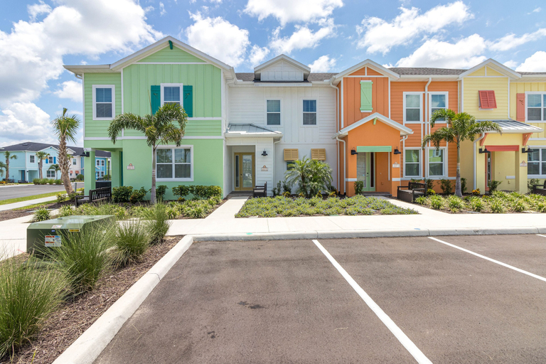 Exterior & Views