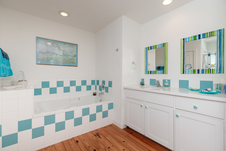 Bathroom 3, Seashell Escape, Nueces