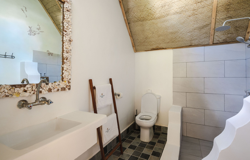 Bathroom 5, CInnamon Hotel, Kusini