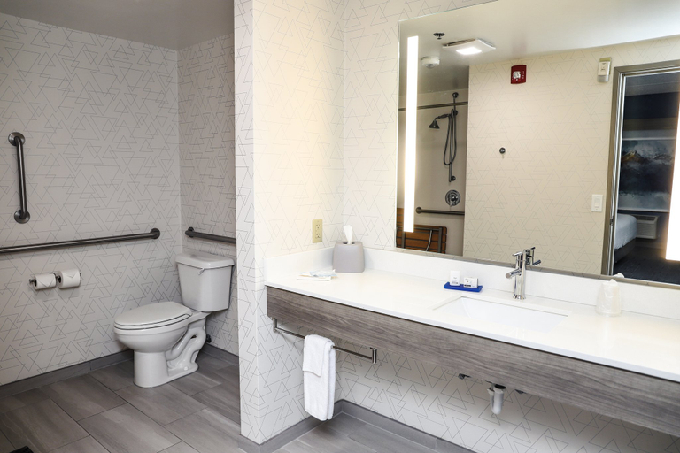 Bathroom 5, Holiday Inn Express & Suites DONEGAL by IHG, Westmoreland