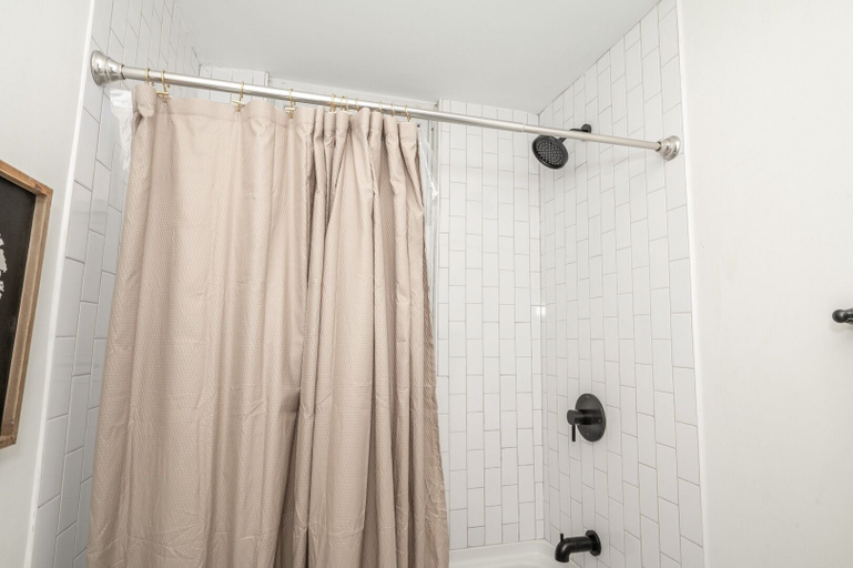 Bathroom 3, Delta View Retreat Suites, Hamilton