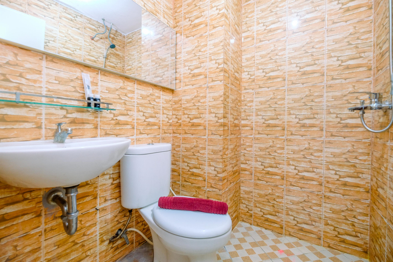 Bathroom 5, Comfort Stay 2BR at Bogor Valley Apartment By Travelio, Bogor
