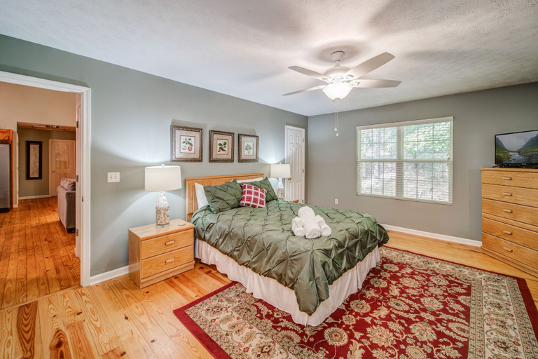 Bedroom 3, The Treehouse, Gilmer