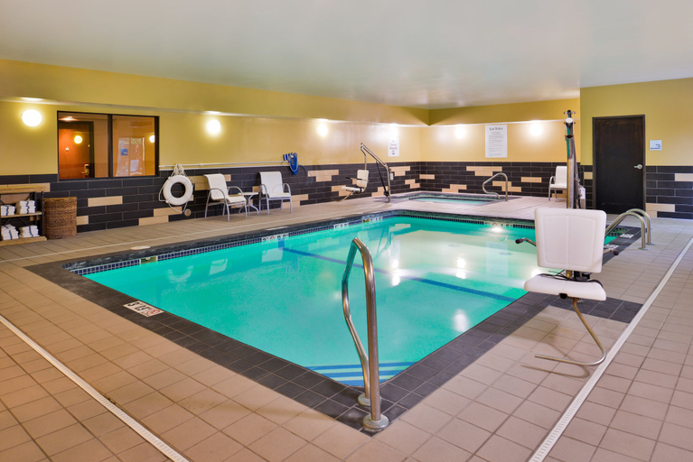 Sport & Beauty 5, Holiday Inn Express & Suites TOPEKA WEST I-70 WANAMAKER by IHG, Shawnee