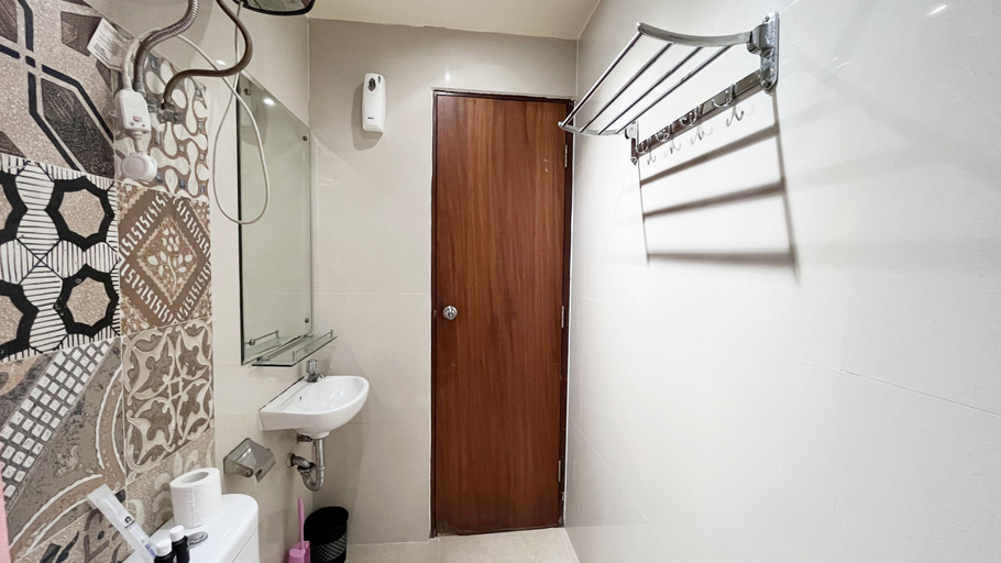 Bathroom 5, Stylish Studio Room at Apartment Vida View Makassar By Travelio, Makassar