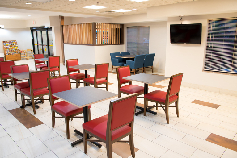 Food & Drinks 3, Holiday Inn Express & Suites ELKHART-SOUTH by IHG, Elkhart