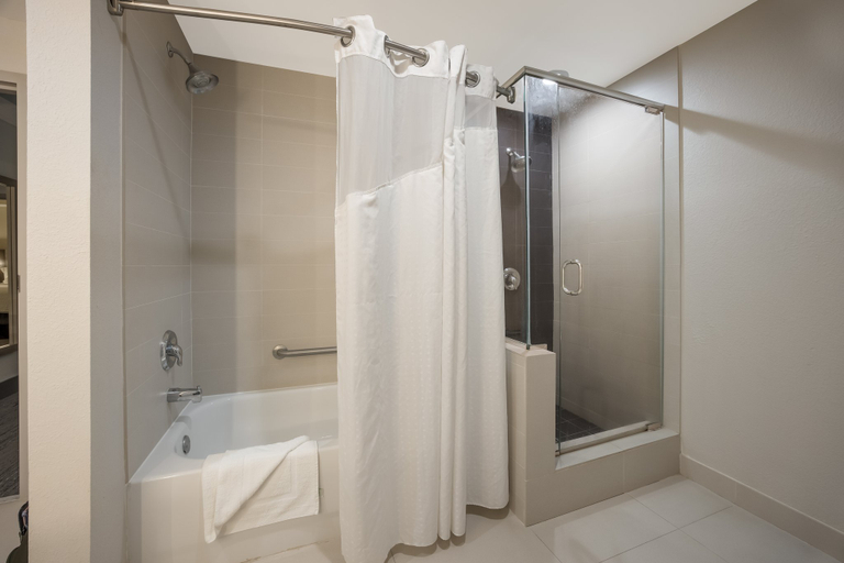 Bathroom 4, Holiday Inn Express & Suites PERRY by IHG, Taylor