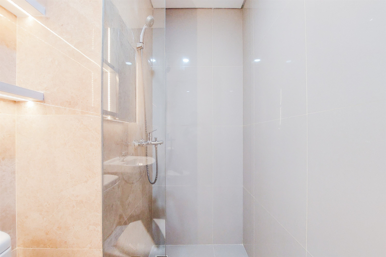Bathroom 5, Homey and Nice Studio at Transpark Bintaro Apartment By Travelio, Tangerang Selatan