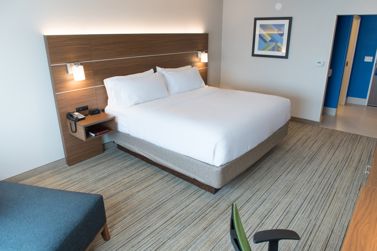 Bedroom 2, Holiday Inn Express & Suites FORT WAYNE NORTH by IHG, Allen