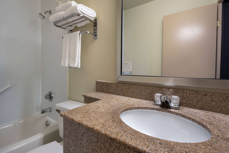 Bathroom 5, Days Inn by Wyndham Encinitas Moonlight Beach, San Diego