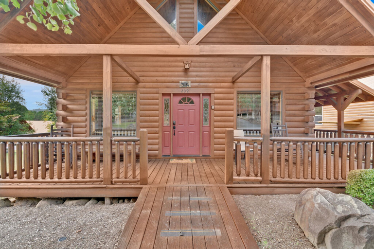 Exterior & Views 2, 3 BDR Log Cabin in Cozy Resort w/ Private Hot Tub, Sevier
