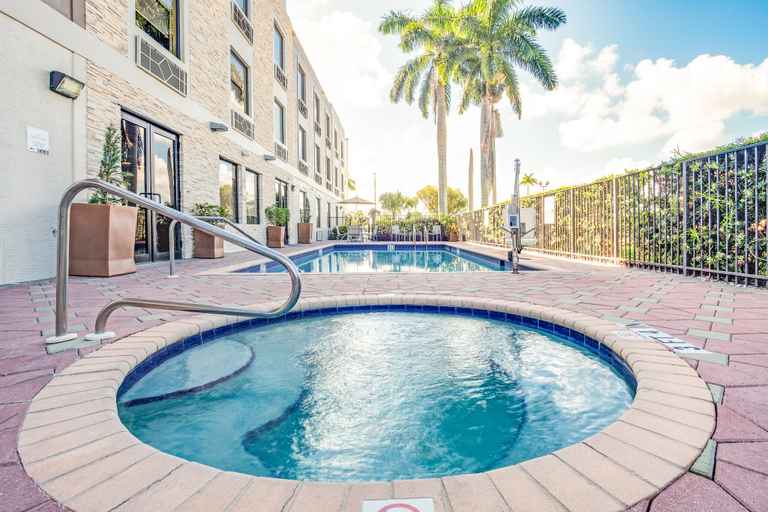 Sport & Beauty, Holiday Inn Express & Suites CLEWISTON by IHG, Hendry