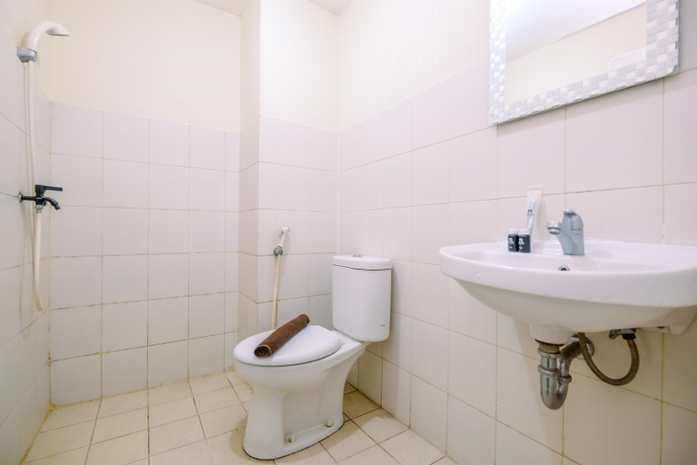 Bathroom 5, Spacious 3BR at Bogor Valley Apartment By Travelio, Bogor
