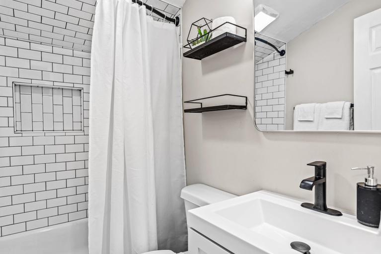 Bathroom, Cottage of Champions, Clarke