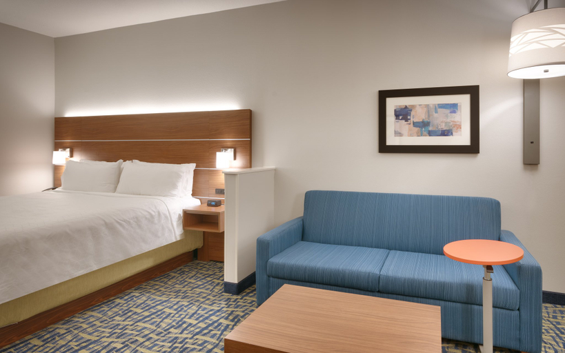 Bedroom 4, Holiday Inn Express & Suites GAINESVILLE I-75 by IHG, Alachua