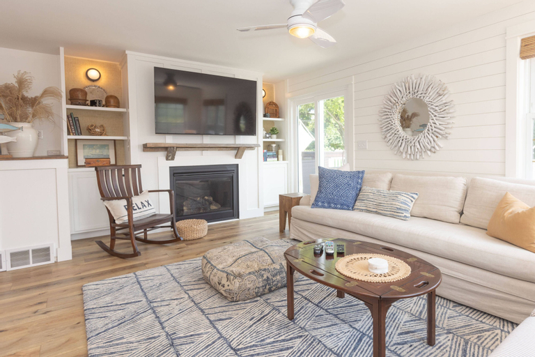 Heaven on Earth! 2 BDR Fontana Flat, Walk to Lake, Walworth