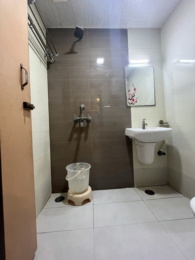 Bathroom 2, Hotel Tushar Residency, Mathura