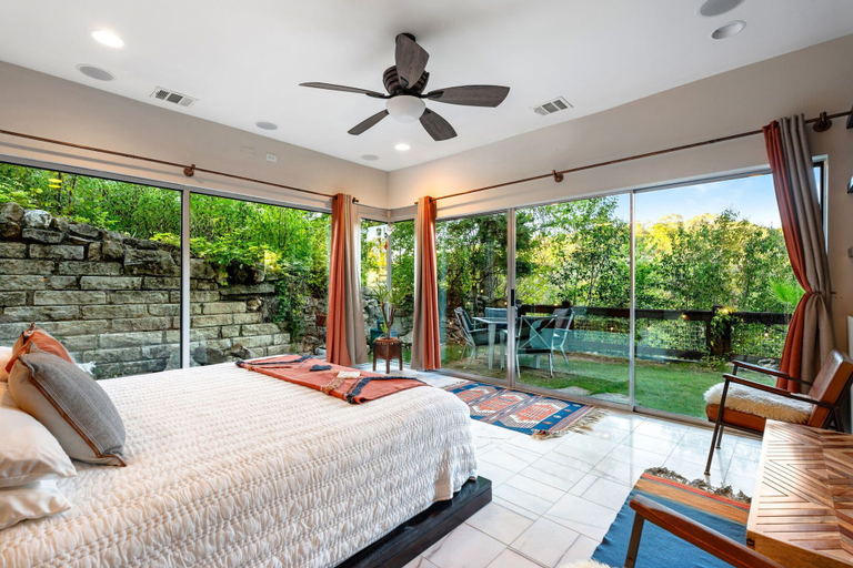 Bedroom 2, Apache Glass House, Travis