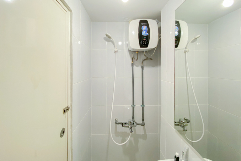 Bathroom 5, Simply and Homey Studio Tokyo Riverside PIK 2 Apartment By Travelio, Tangerang