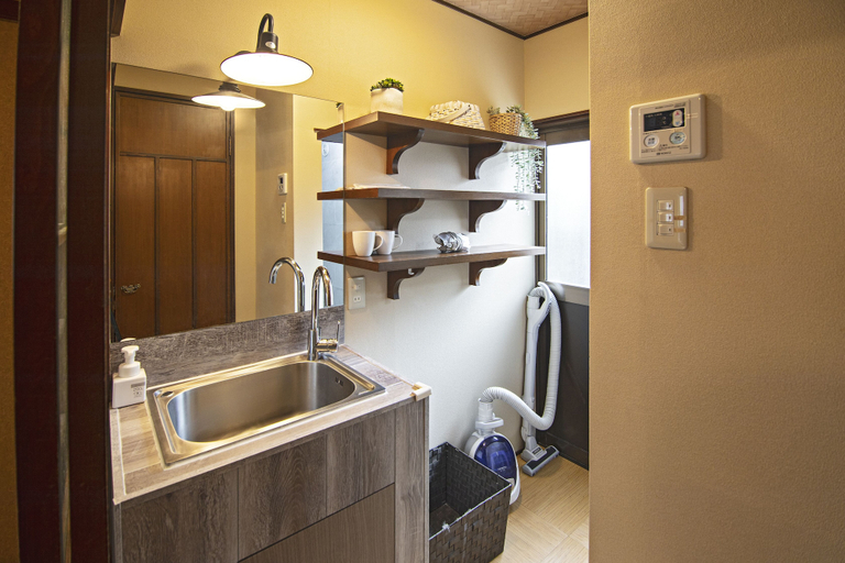 Bathroom 4, Miyomi Kobumi, Osaka
