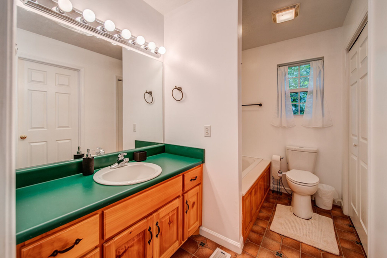 Bathroom 4, The Treehouse, Gilmer