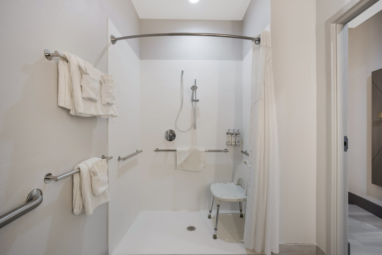 Bathroom 4, Holiday Inn Express & Suites PERRY by IHG, Taylor