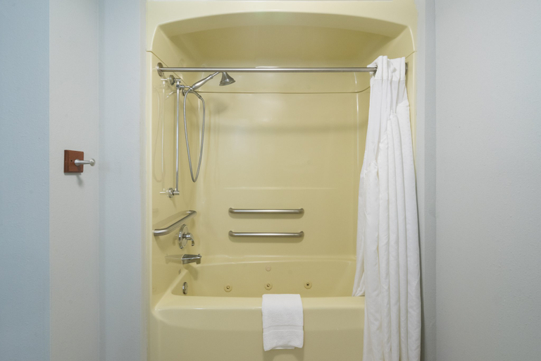 Bathroom 5, Holiday Inn Express & Suites EASTON by IHG, Northampton