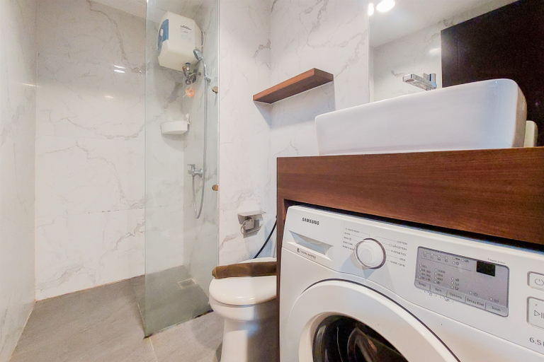 Bathroom 5, Homey and Modern 2BR at Casa de Parco Apartment By Travelio, Tangerang