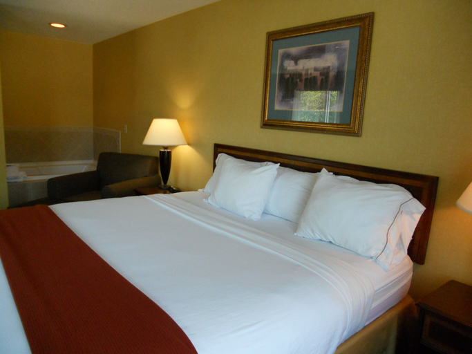 Bedroom 3, Holiday Inn Express & Suites HAZARD by IHG, Perry