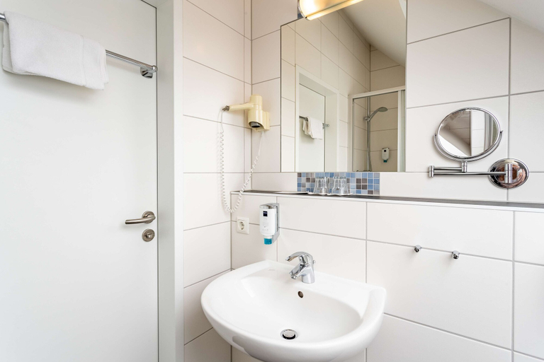Bathroom 3, Dorint Parkhotel Siegen, Siegen-Wittgenstein