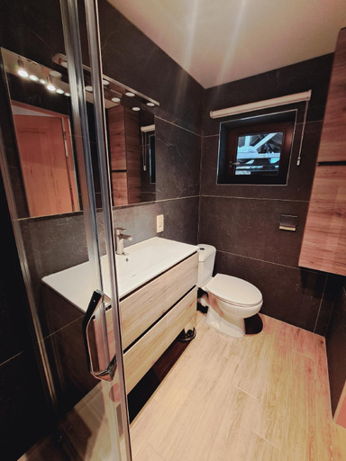 Bathroom 2, Le Ri de Vâ Maboge La Roche en Ardenne, Luxembourg