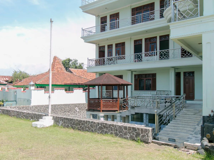 Exterior & Views