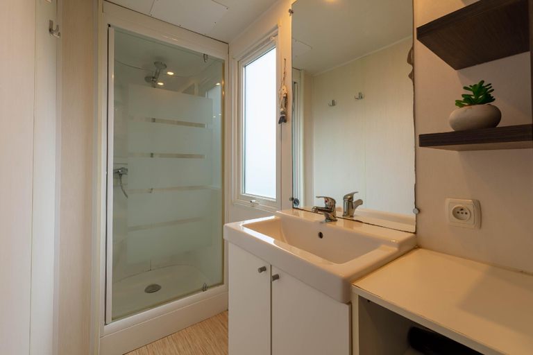 Bathroom, Le Mimosa, mobil-home climatisé au cœur du vignoble et à quelques mètres de la mer, Var