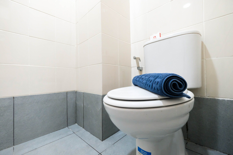 Bathroom 5, Gorgeous Studio Apartment at Akasa Pure Living BSD By Travelio, South Tangerang