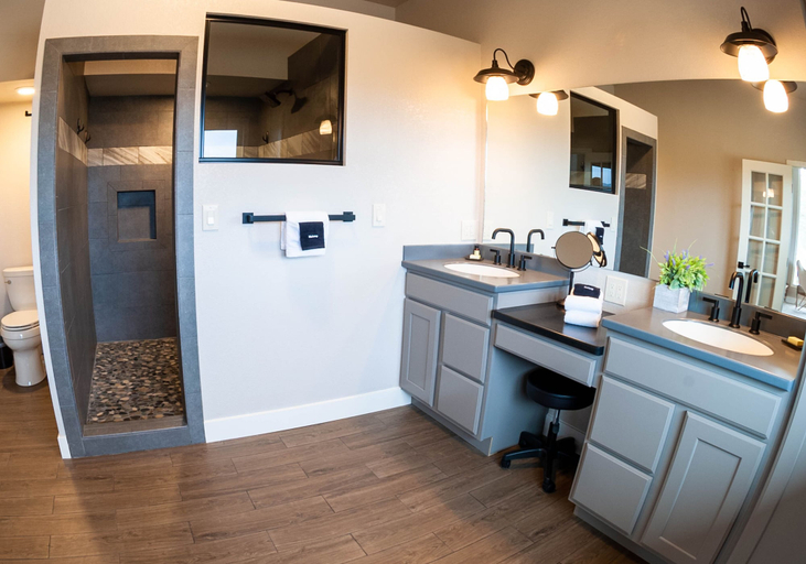 Bathroom 3, Royal Gorge Cabins, Fremont