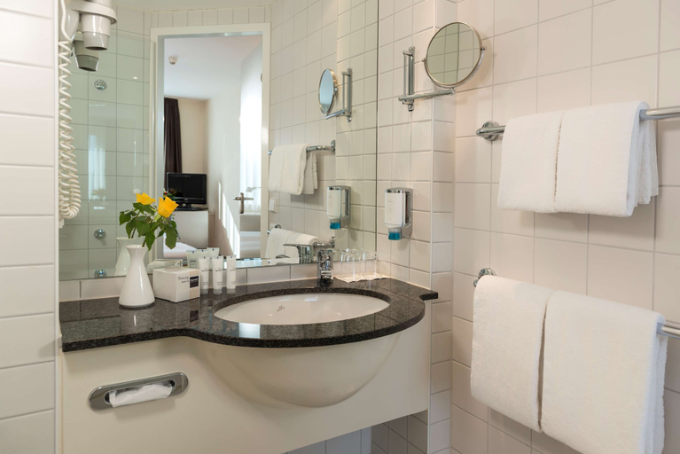 Bathroom 5, Essential by Dorint Berlin-Adlershof, Berlin