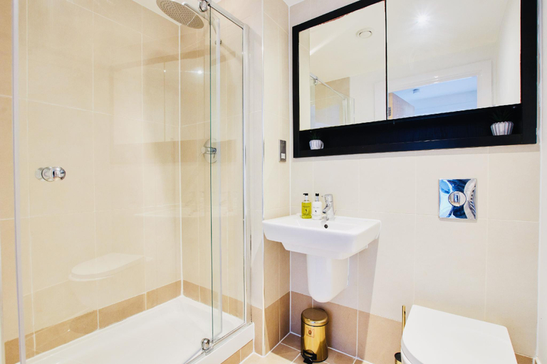 Bathroom, PRIMEDOORSTEP Deluxe City Apt, River Canal View& Free Parking!, Leeds