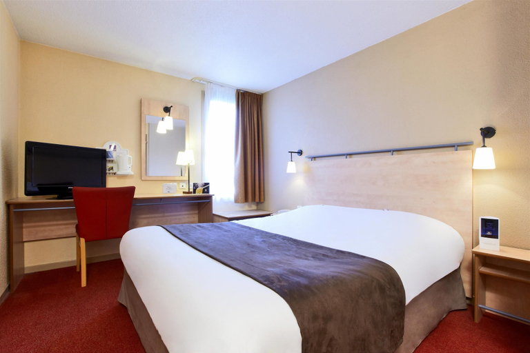 Bedroom 3, Hotel Kyriad Beauvais Sud, Oise