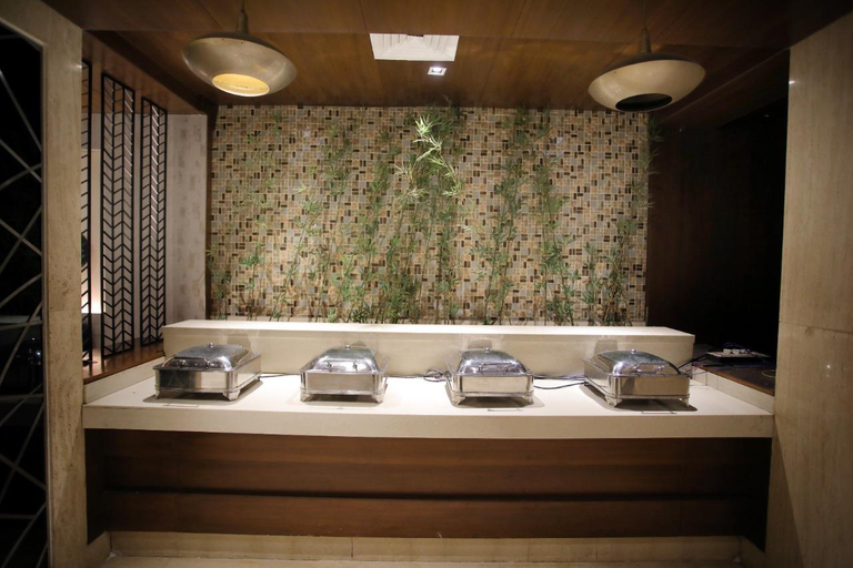 Bathroom, Bellmont Hotel @ Botanical Garden Metro Station, Gautam Buddha Nagar
